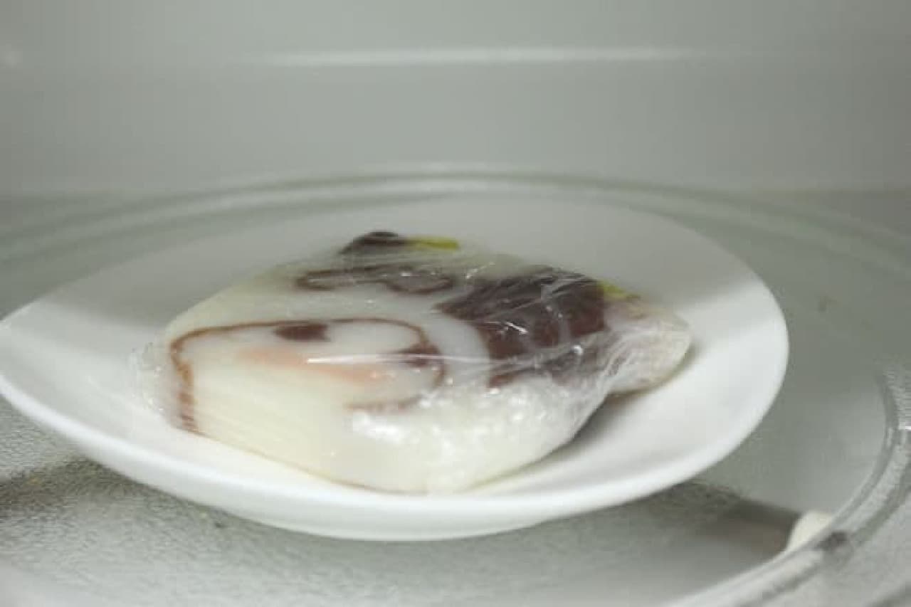 Beko mochi warmed in the microwave is pinched with chopsticks and stretches smoothly.
