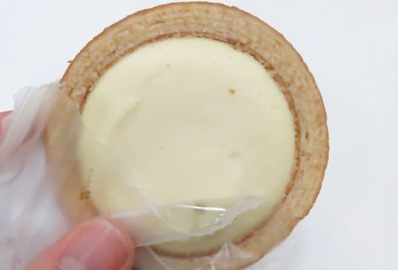 「チーズinタルトバウム」はバウムクーヘンがタルトになった焼きチーズケーキに長野県産りんご「ふじ」が使用されたお菓子