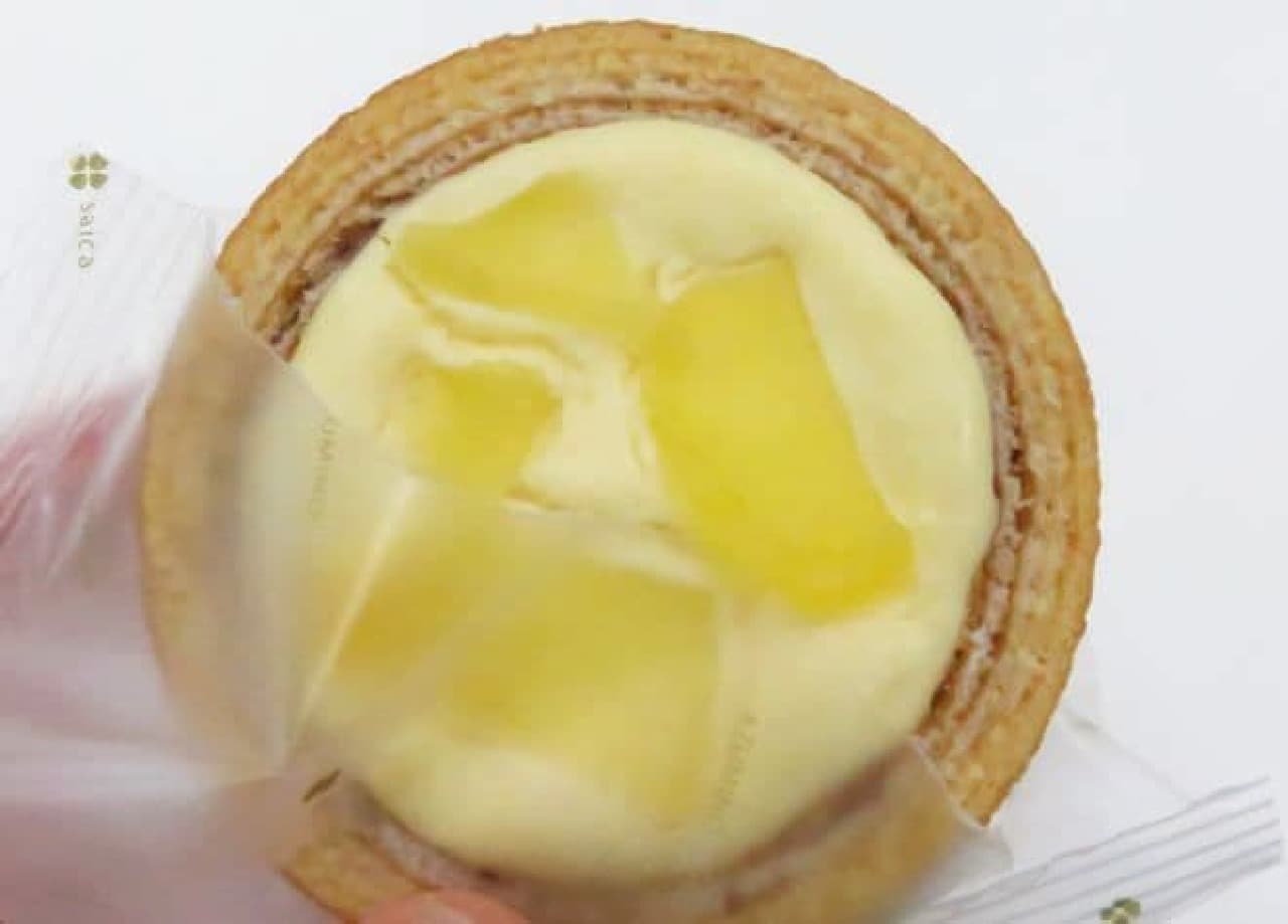 チーズinタルトバウム 信州りんごは、バウムクーヘンがタルトになった焼きチーズケーキに長野県産りんご「ふじ」が使用されたお菓子