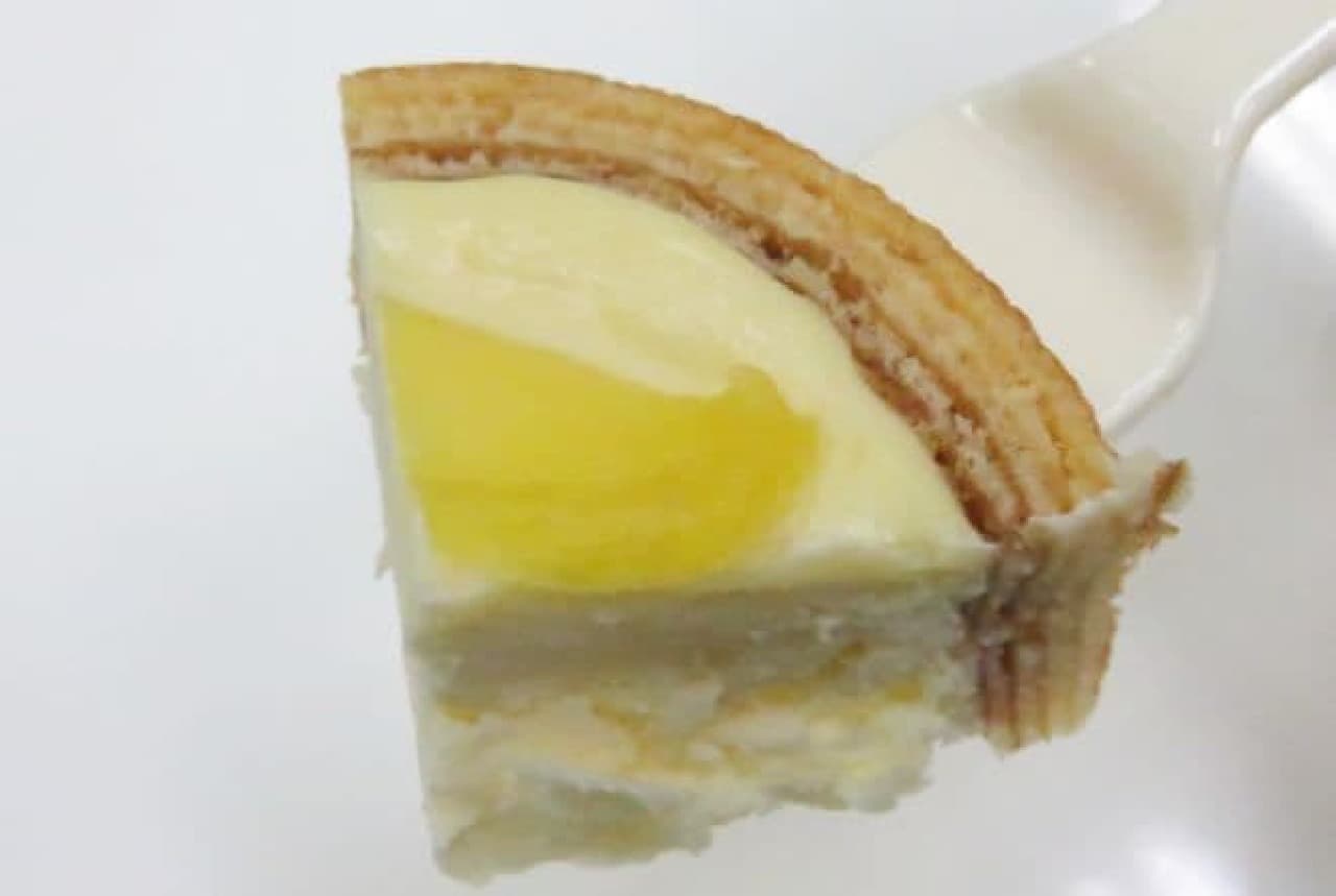 Cheese in Tart Baum Shinshu Apple is a sweet made from Nagano Prefecture apple "Fuji" in a baked cheesecake made from Baumkuchen.