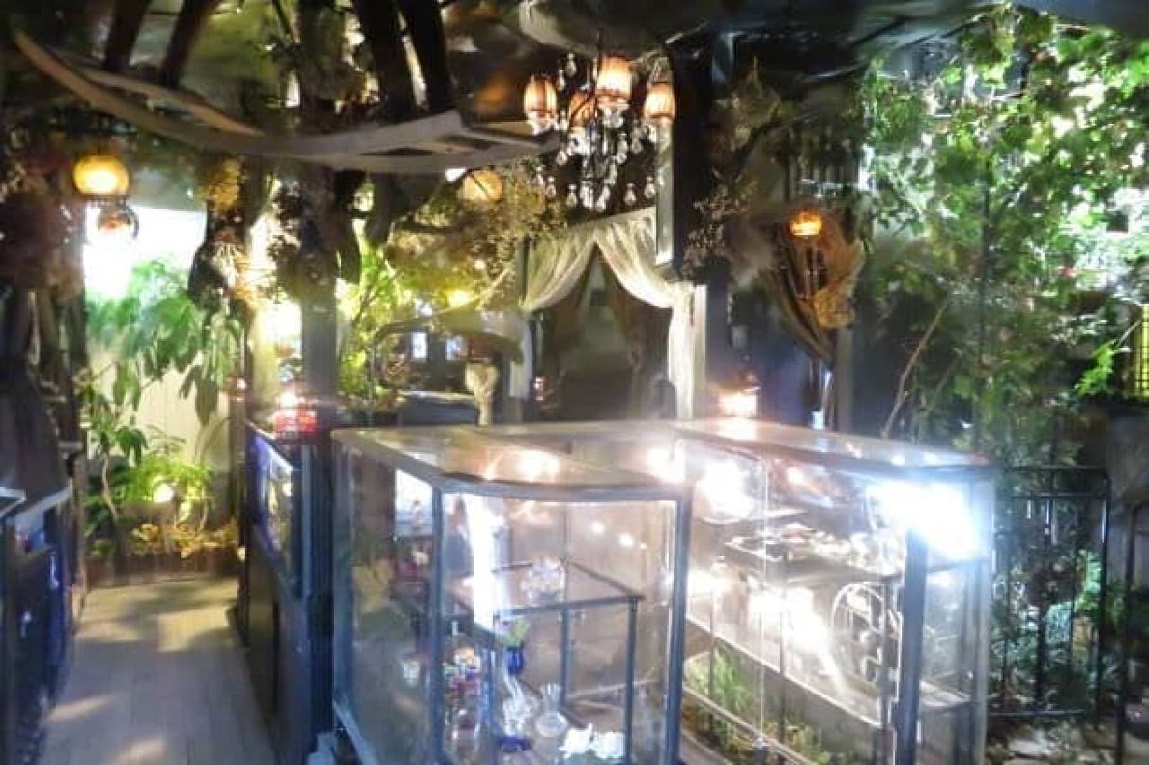 「エセルの中庭」は「アール座読書館」のうえにあるお喋りOKのカフェ