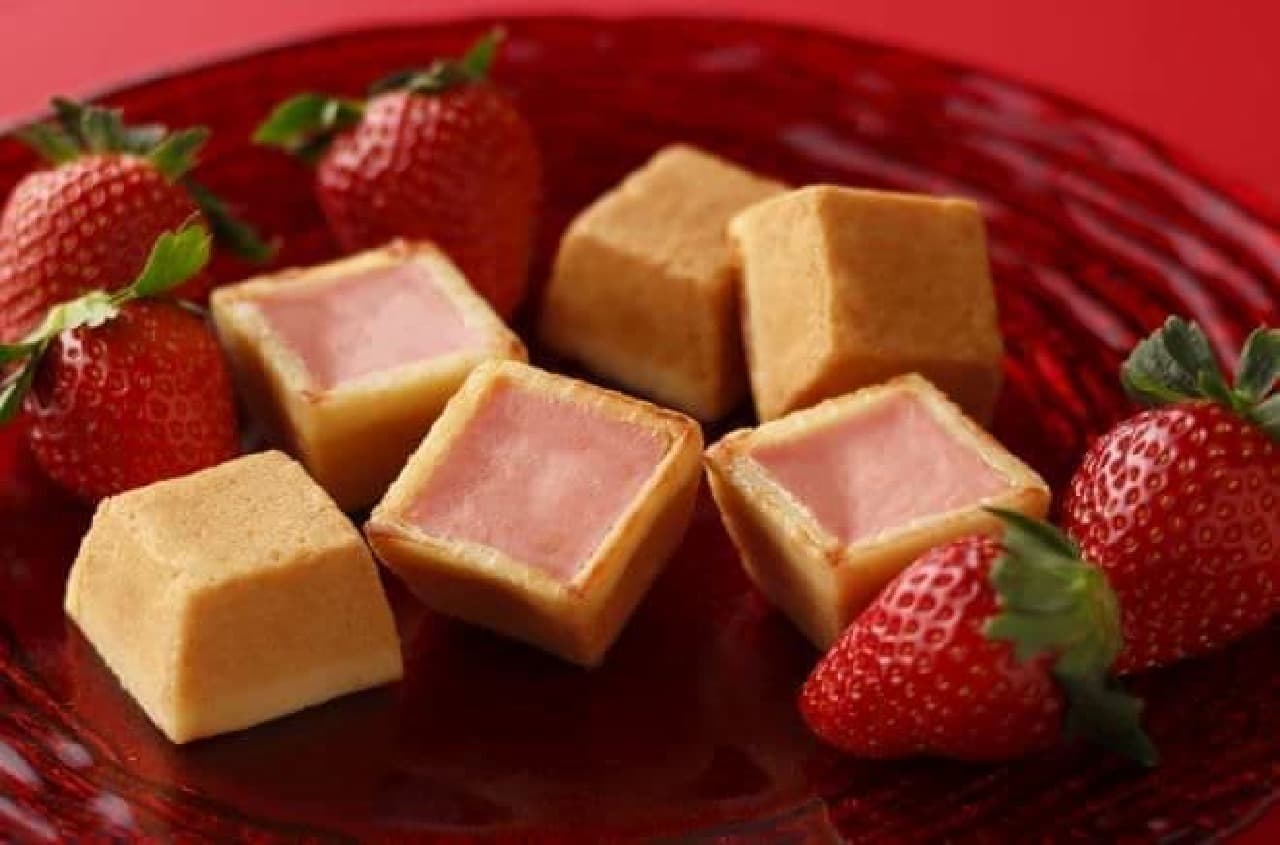 Winter cheesecake (strawberry) is a sweet made by wrapping cream cheese with strawberry paste and condensed milk in strawberry-scented biscuits.
