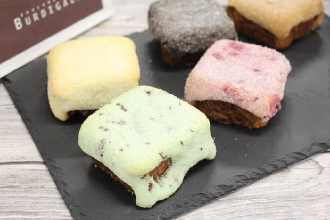 東京パヴェは四角いデニッシュパンにさまざまなフレーバーのクッキー生地をかぶせて焼き上げた、メロンパンのようなお菓子