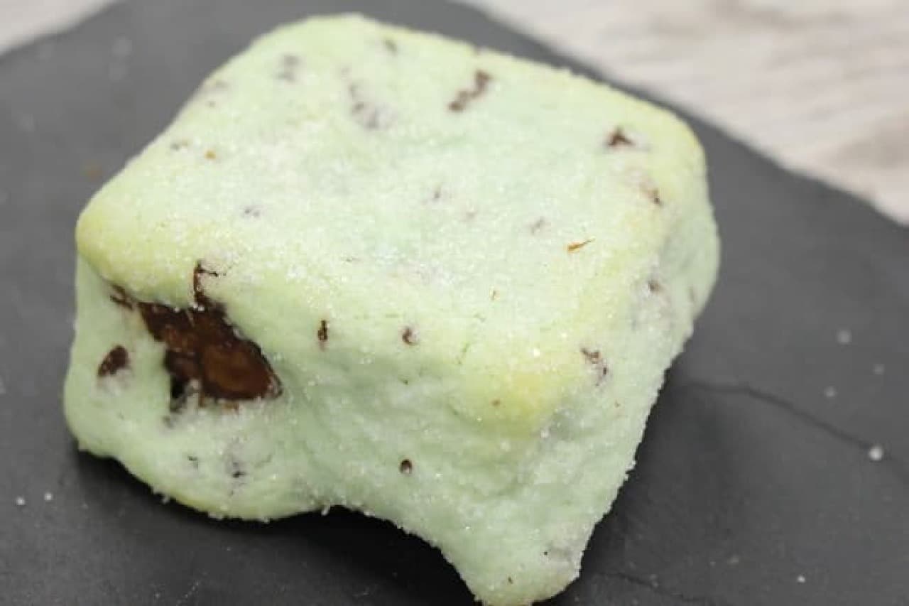 東京パヴェは四角いデニッシュパンにさまざまなフレーバーのクッキー生地をかぶせて焼き上げた、メロンパンのようなお菓子