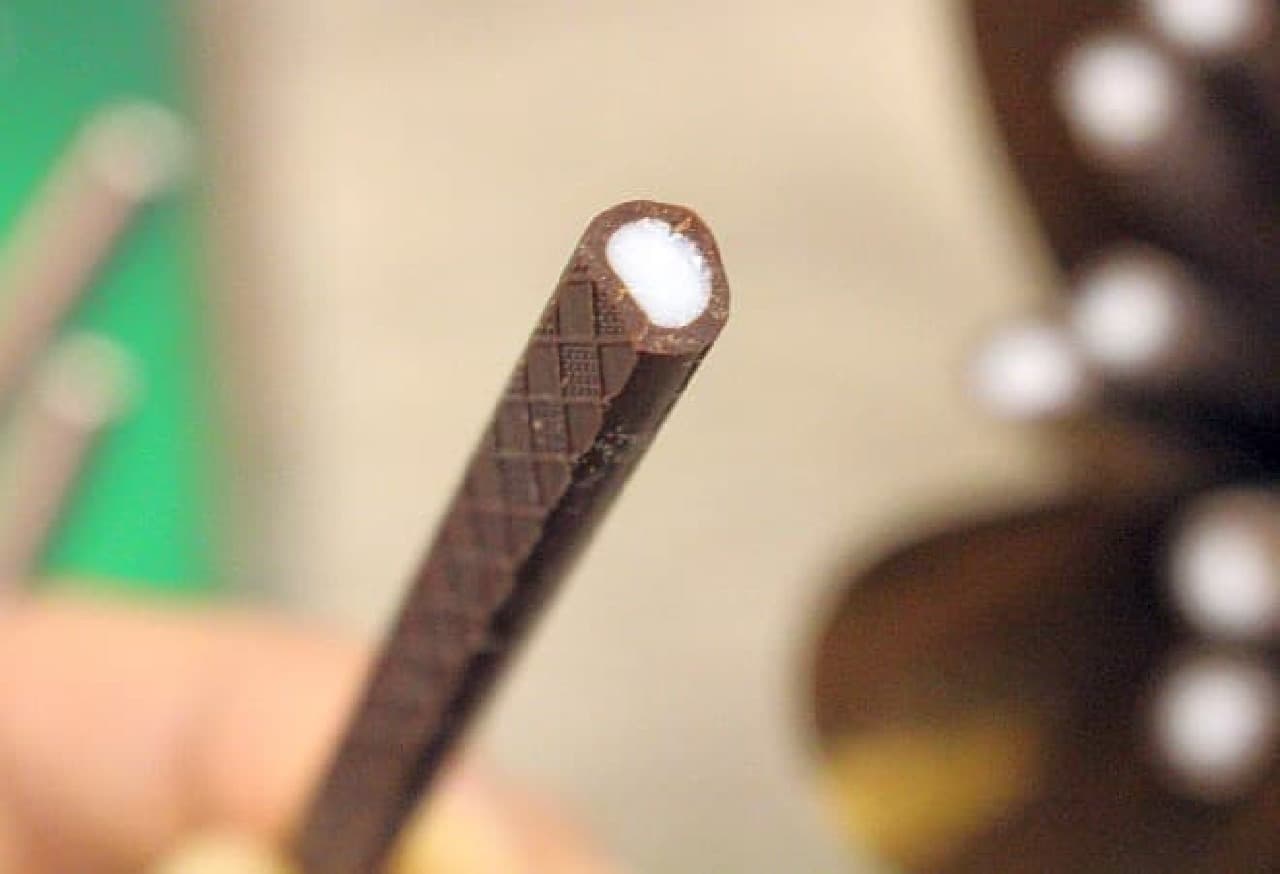 Crispy chocolate is a bittersweet dark chocolate mixed with mint to make a crispy, thin chocolate.