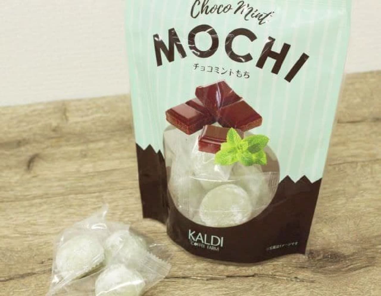 Chocolate mint mochi is a sweet made by wrapping chocolate cream in a mochi with marshmallows and refreshing mint.