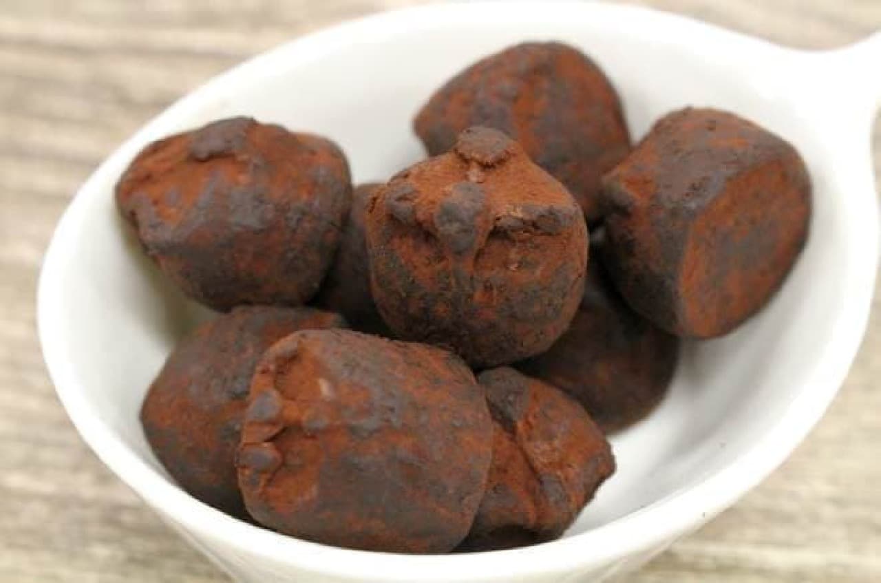 Mini Box Truffle Mojito is a mojito-flavored truffle chocolate imported from France.