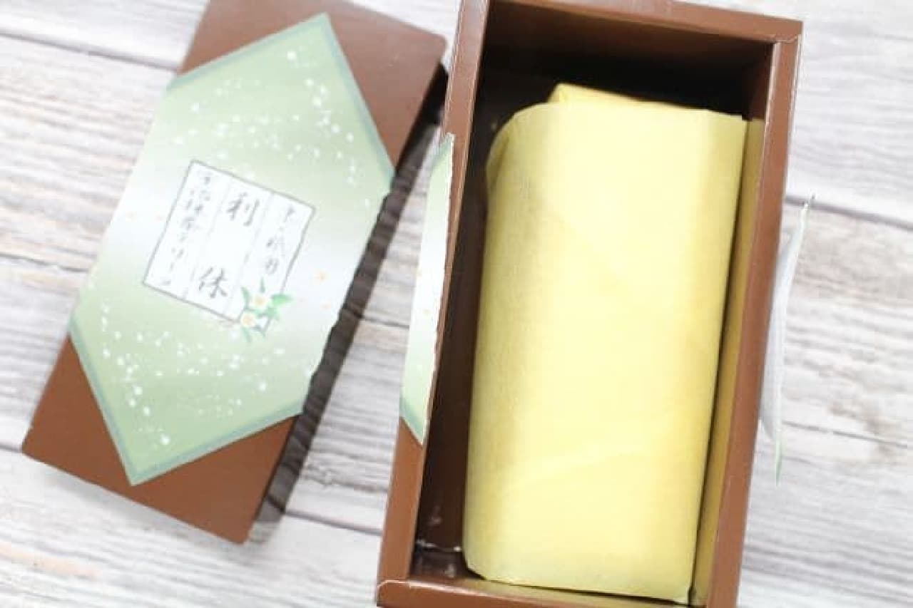 "Kyoto Terine Rikyu (Matcha)" is a matcha terrine that uses white chocolate, plenty of butter, and matcha from Uji, Kyoto.