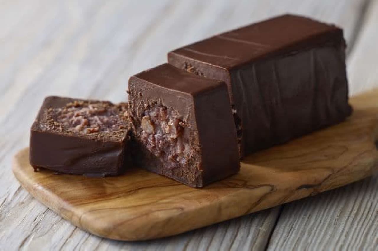「セボーンヌ」は、濃厚なチョコレートに北海道産小豆で作った餡をあわせた口どけなめらかなスイーツ