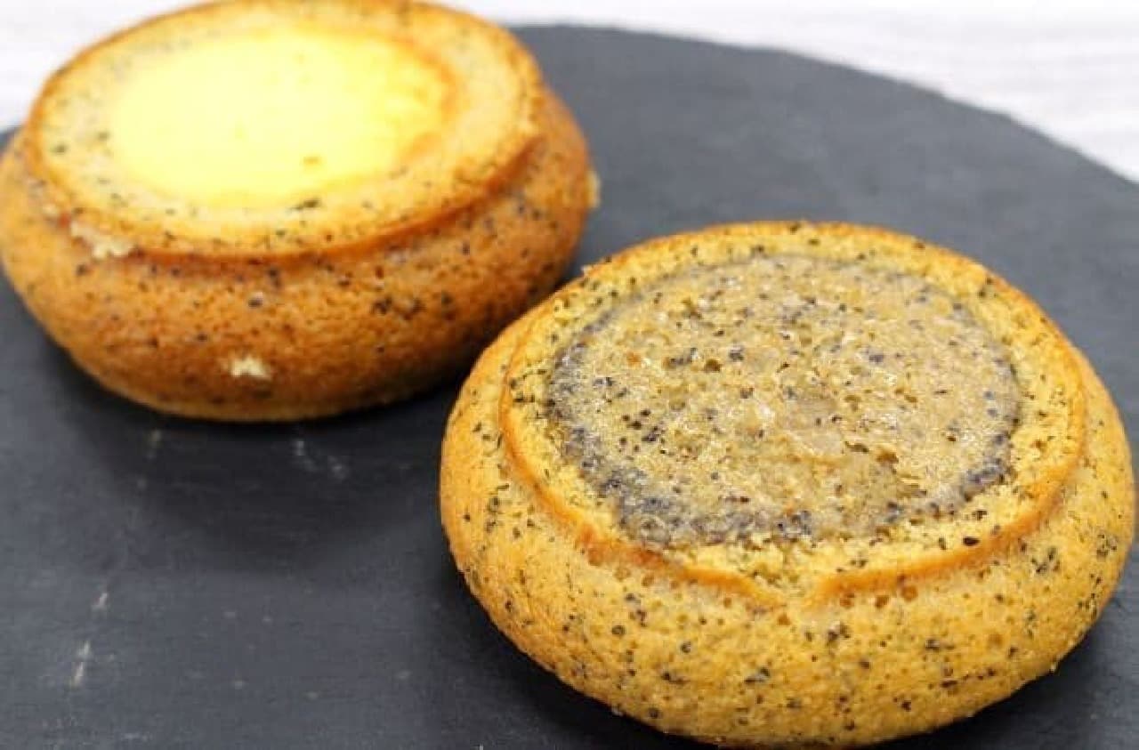 「チーズインバウム」は、バウムクーヘンの穴にベイクドチーズケーキが詰められた一品