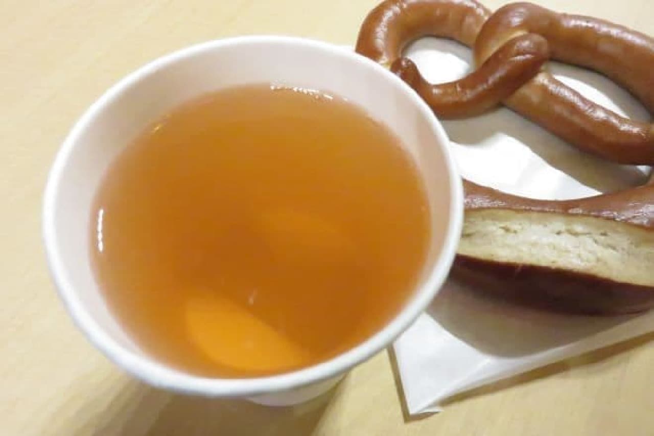 "Apple Glühwein (500 yen including tax)" and "Hot pretzels (400 yen including tax)" at "Marcus Christmas Cafe"