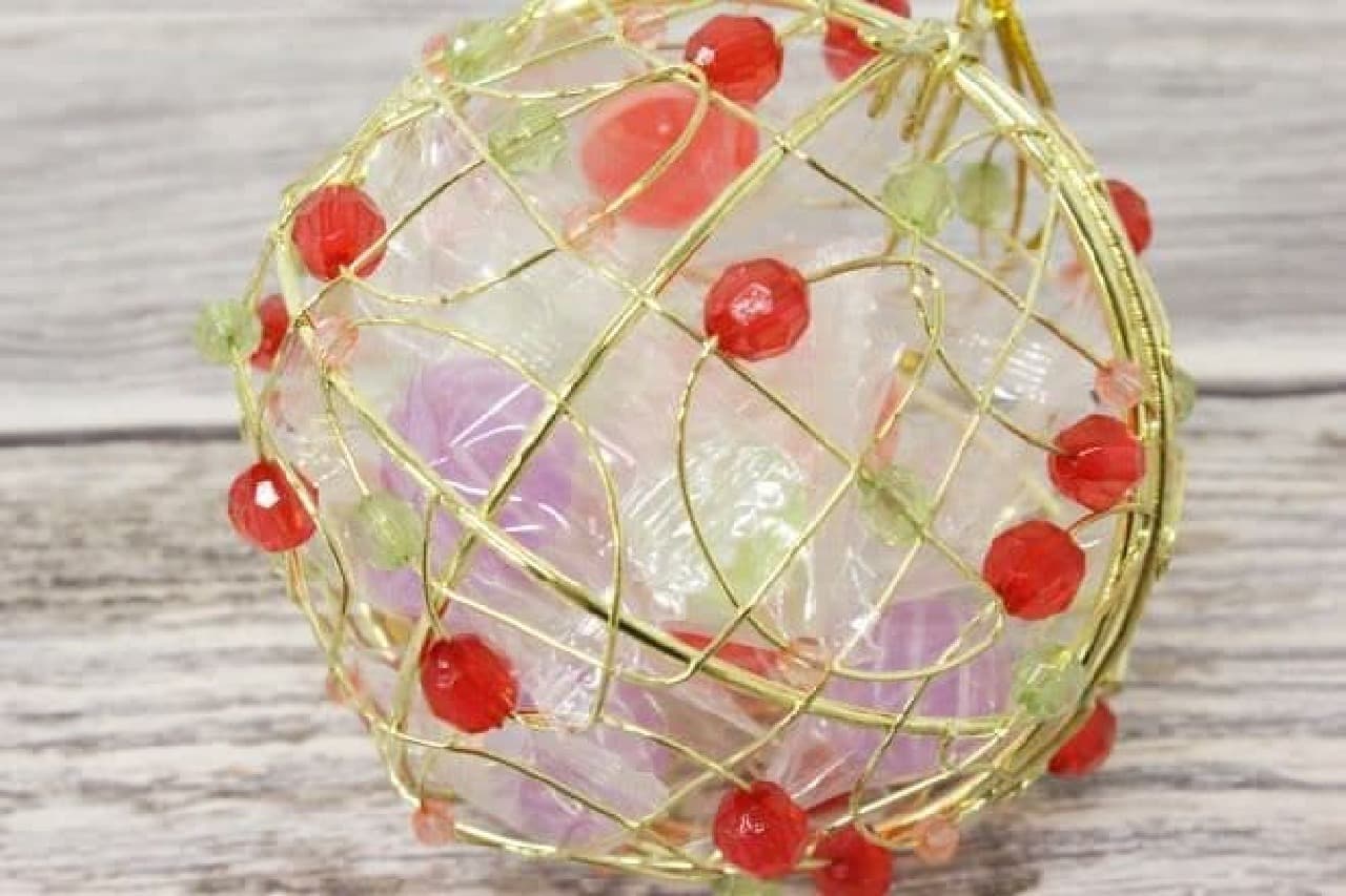 "Christmas wire ball candy" is a wire ball containing candy