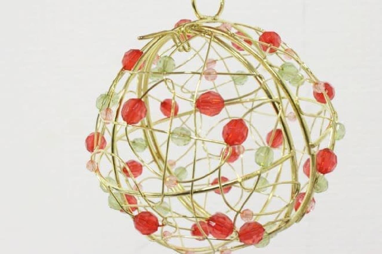 "Christmas wire ball candy" is a wire ball containing candy.