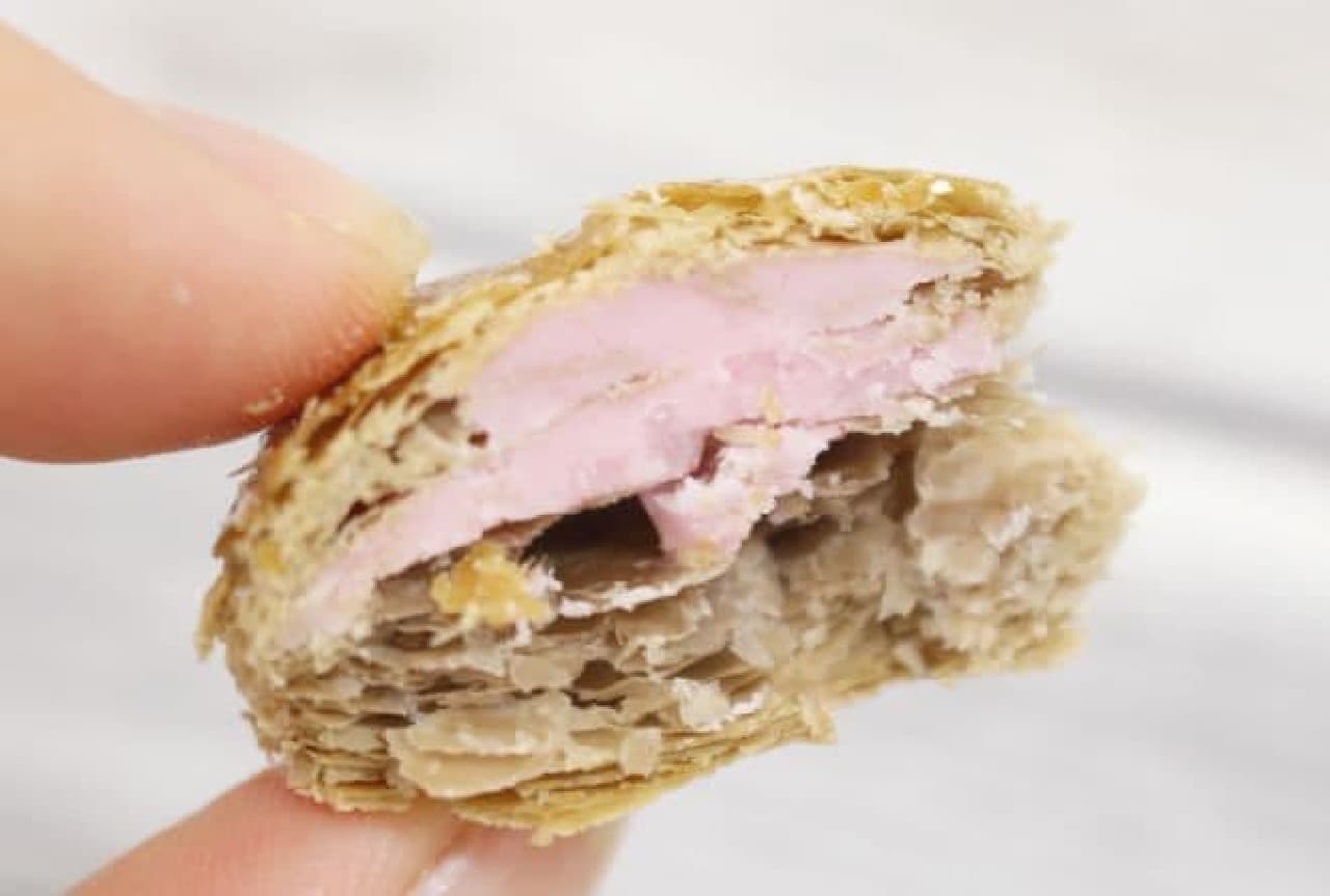 「パイの実＜甘熟いちご＞」は、64層のサクサクパイに甘熟苺のおいしさを味わえるチョコが詰められたお菓子