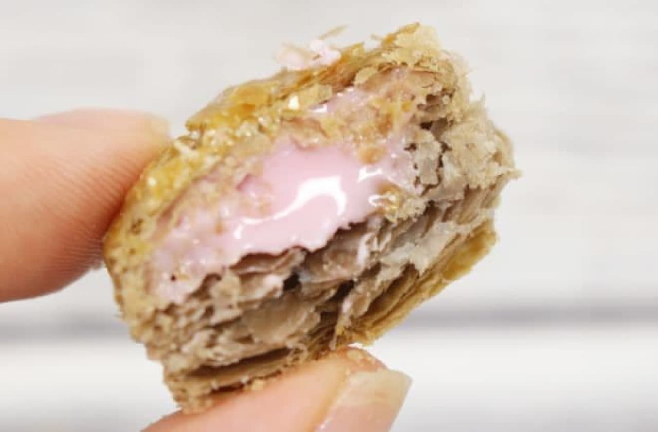 「パイの実＜甘熟いちご＞」は、64層のサクサクパイに甘熟苺のおいしさを味わえるチョコが詰められたお菓子