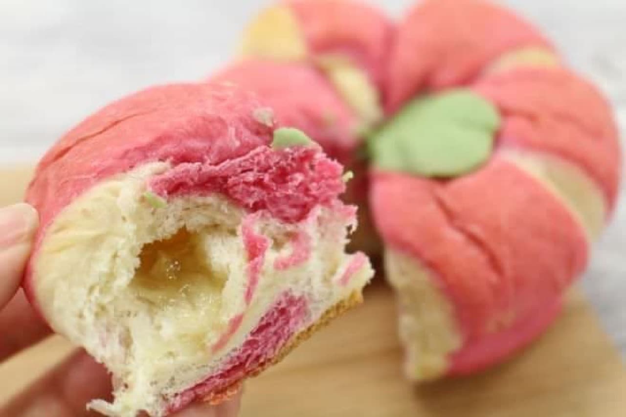 "Tearable apple bread" is a bread with apple filling wrapped in red and white dough with apple flavor.