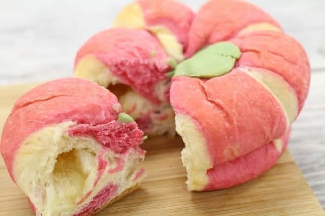 "Tearable apple bread" is a bread with apple filling wrapped in red and white dough with apple flavor.