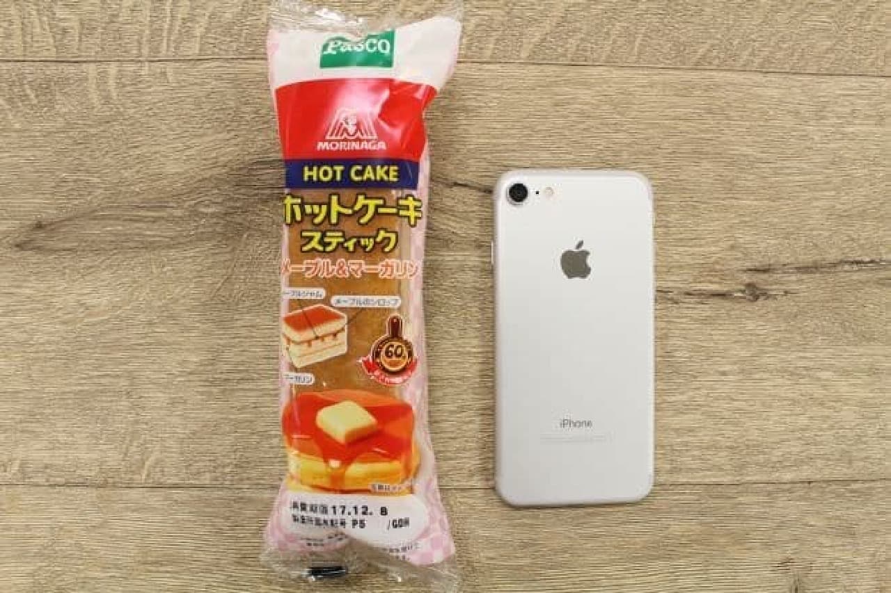 "Morinaga Hot Cake Stick Maple & Margarine" is a dish of hot cake dough sandwiched between maple jam and margarine.