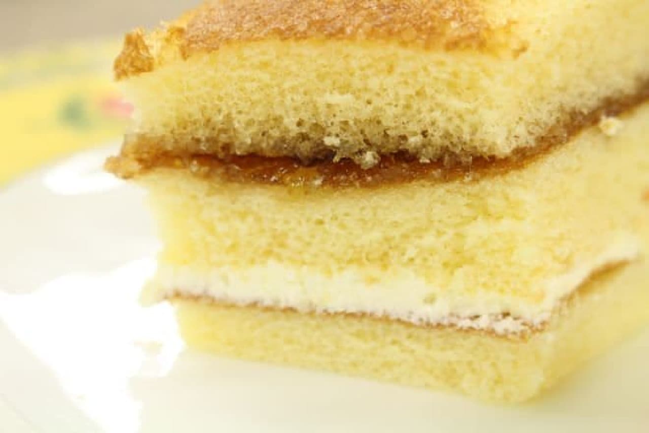 "Morinaga Hot Cake Stick Maple & Margarine" is a dish of hot cake dough sandwiched between maple jam and margarine.