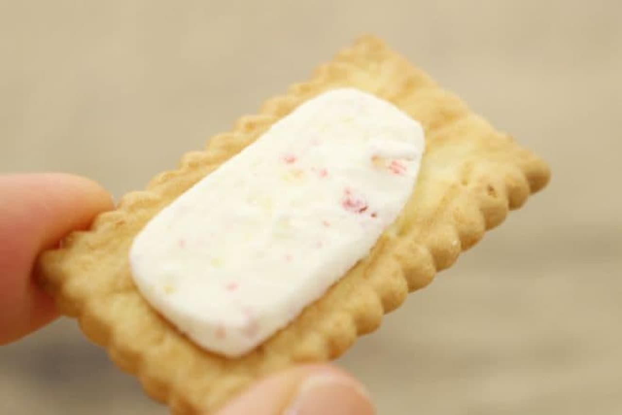 Bisco Strawberry Shortcake Flavor is a biscuit with fermented butter-filled biscuits sandwiched with shortcake-flavored cream.
