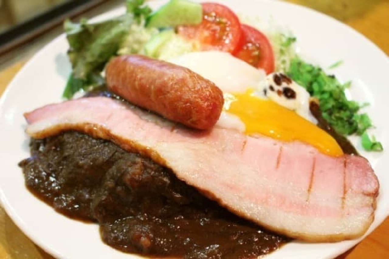 "Bacon & Fire Dock Curry" at the restaurant "ROCK" in Kiyosato, Yamanashi Prefecture