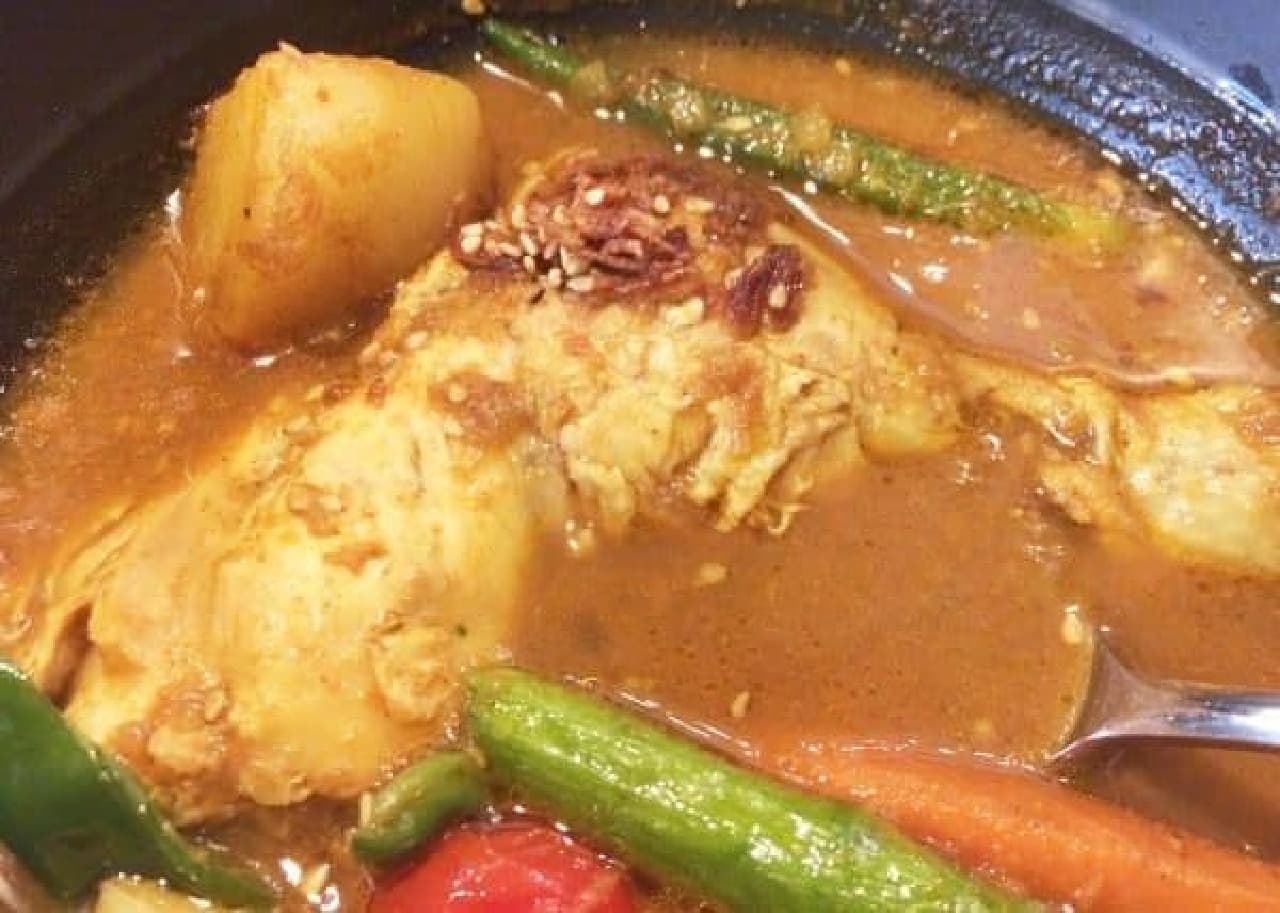 "Chicken with bones and plenty of vegetable soup curry" offered at the curry specialty store "Tenma Aoyama"