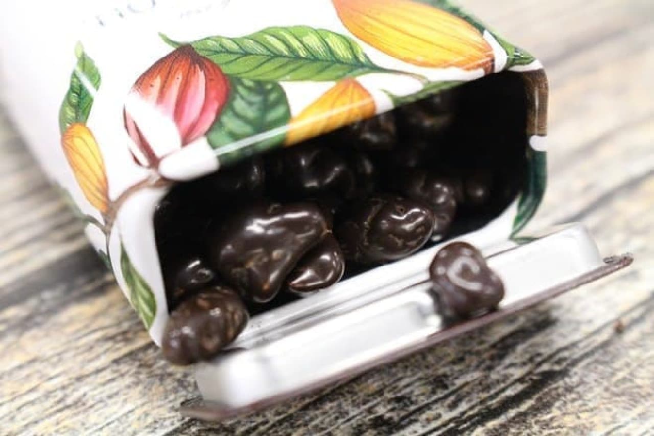 "Simoncoal Dark Chocolate Cacao Nibs" is a granular chocolate coated with dark chocolate with a cacao content of 70%.