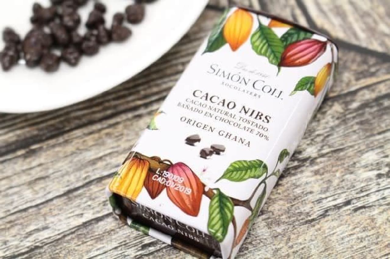 「シモンコール ダークチョコレートカカオニブ」は、カカオニブカカオ分70％のダークチョコをコーティングした粒状のチョコレート