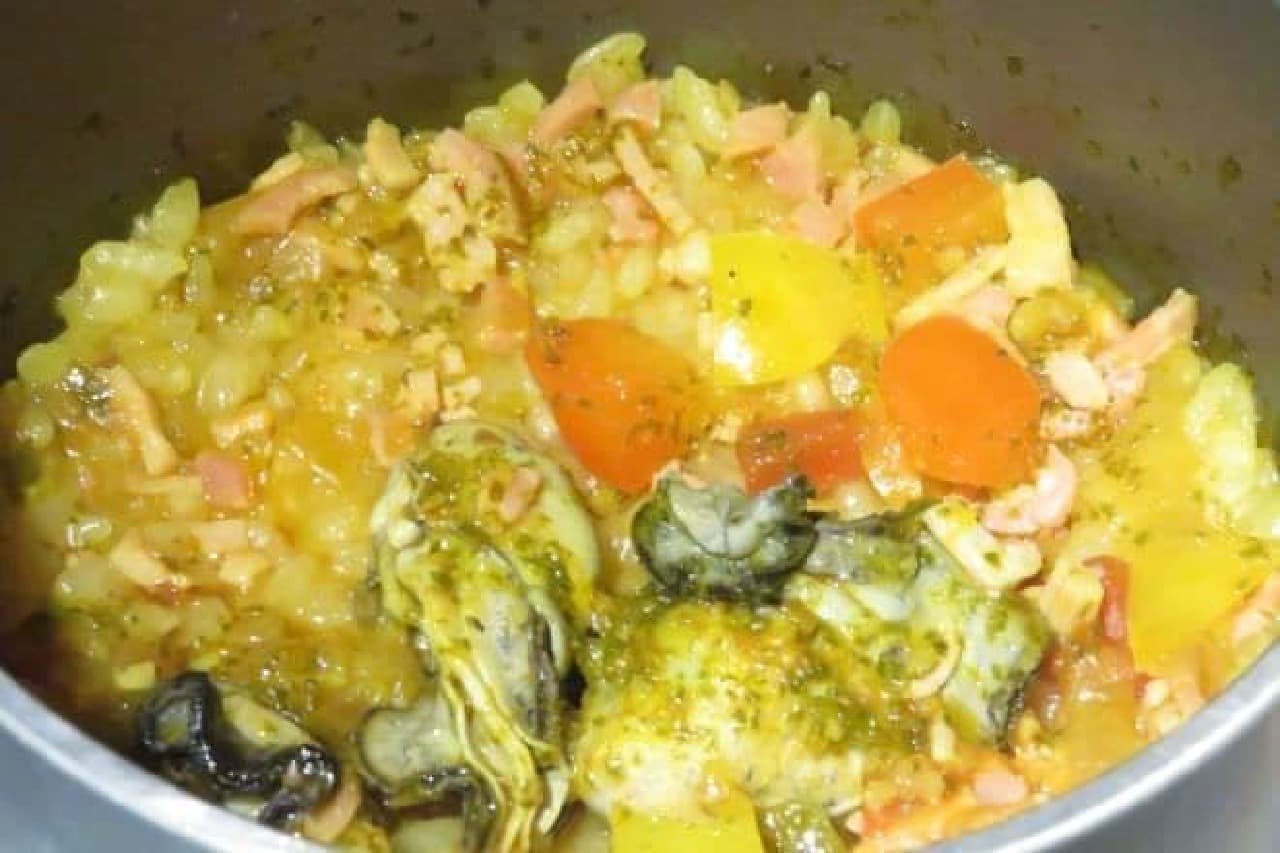 牡蠣のパエリア風釜飯は、牡蠣を使ったパエリア風の釜飯