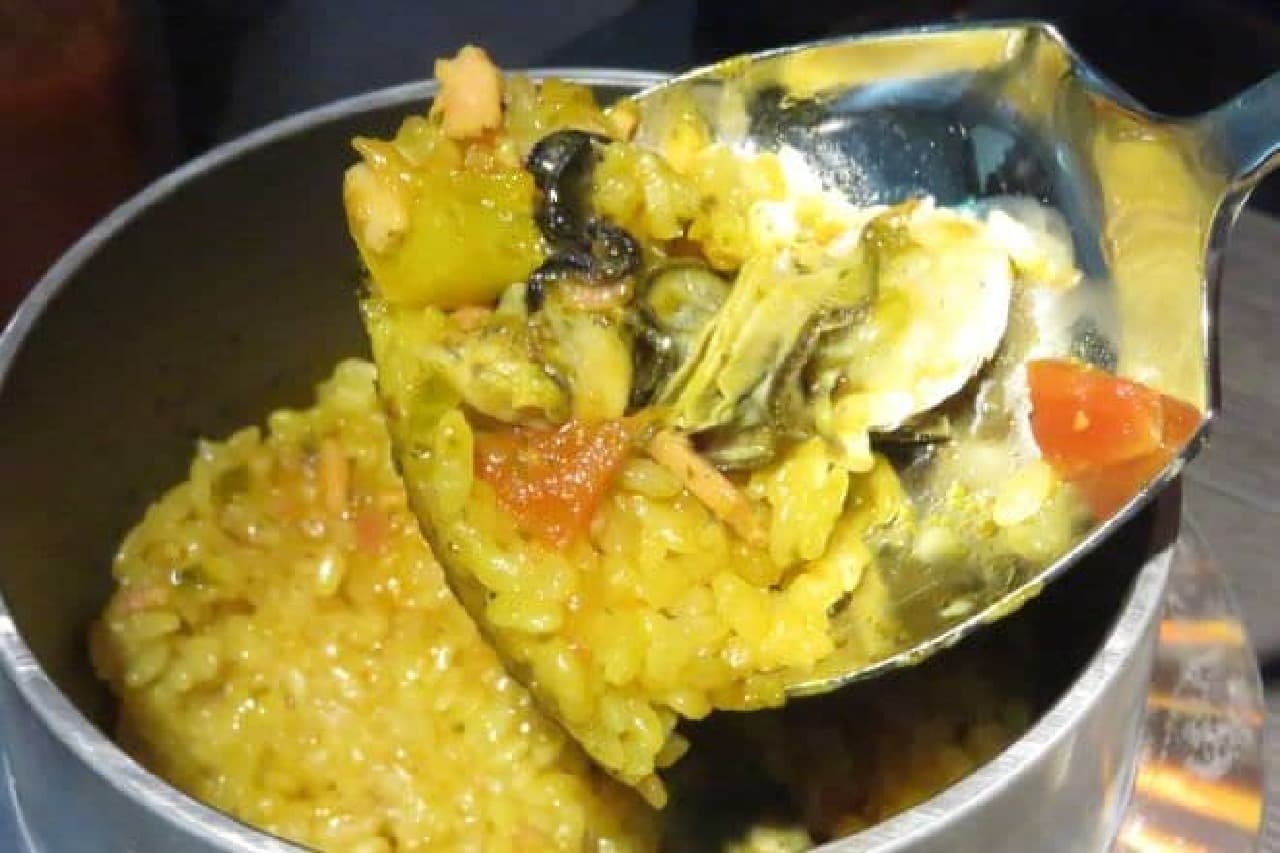 Oyster paella-style kamameshi is a paella-style kamameshi made with oysters.