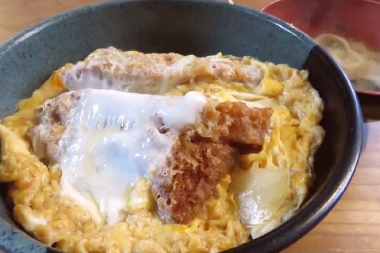 Katsudon served at Rikkyo University's first cafeteria