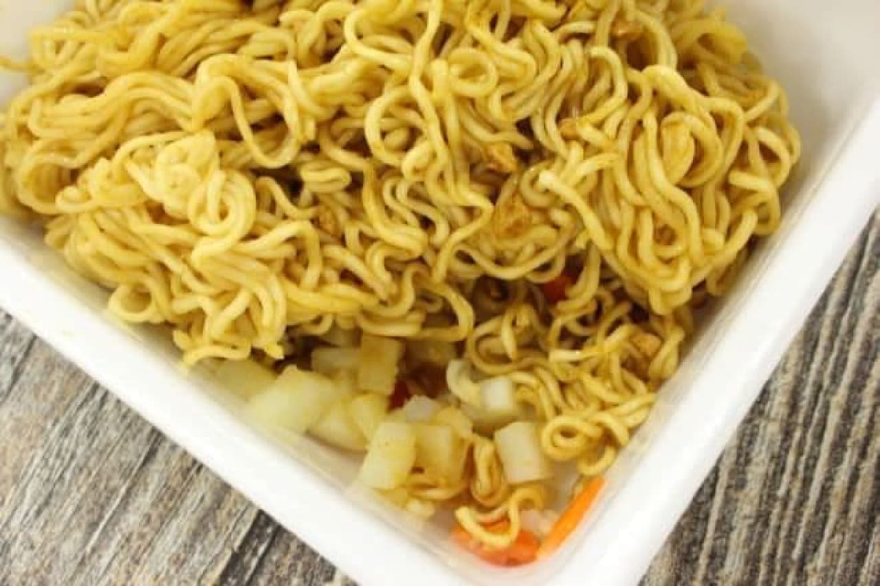 "Peyoung Curry Yakisoba Plus Natto" is a product that combines yakisoba, curry, and natto.