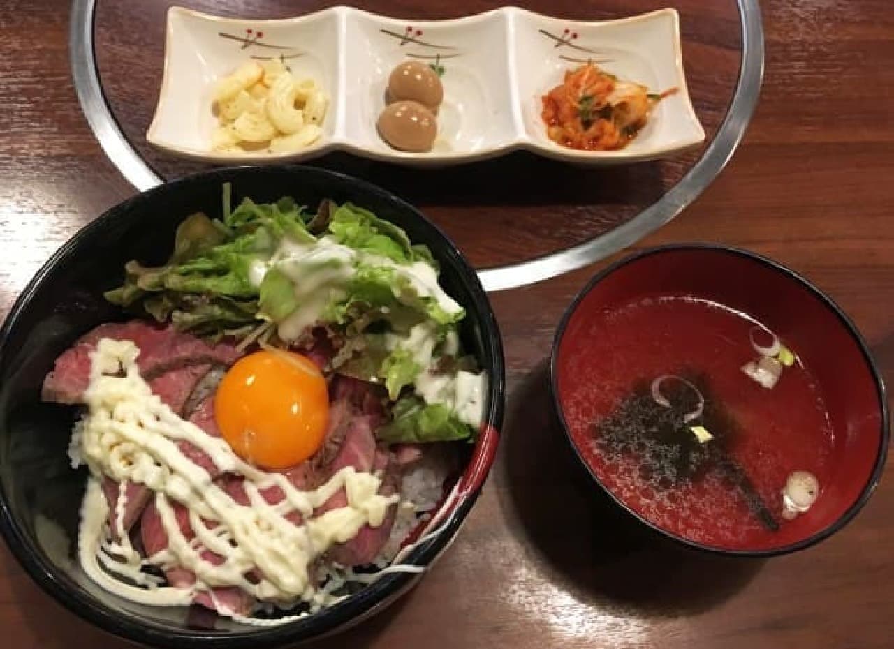 "Specially made misji roast beef bowl" from the yakiniku restaurant "Lien" in Nakano, Tokyo