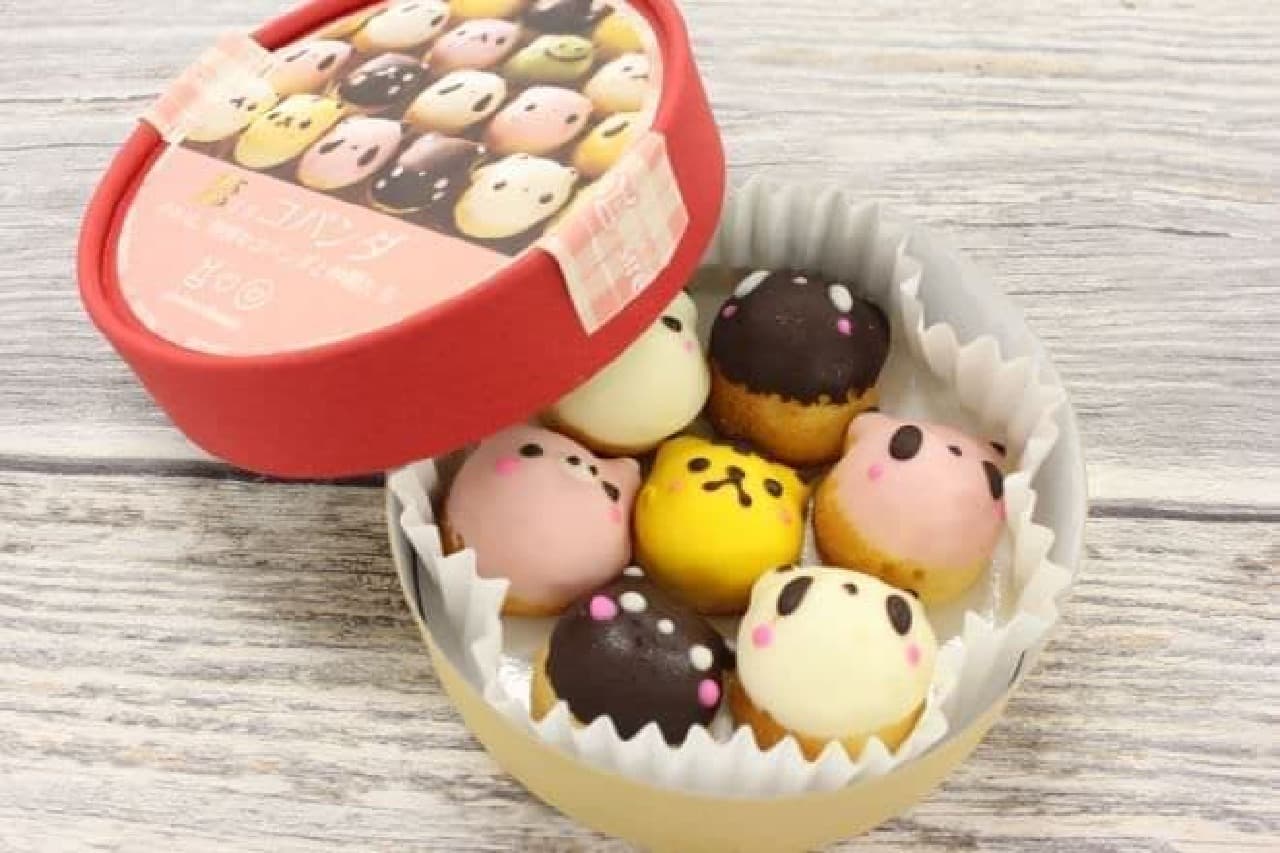 "Kopanda in love" is a set of animals toppings in the middle of a shiretoko donut.