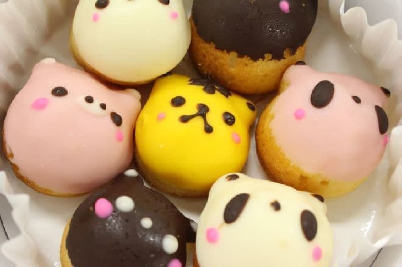 "Kopanda in love" is a set of animals toppings in the middle of a shiretoko donut.