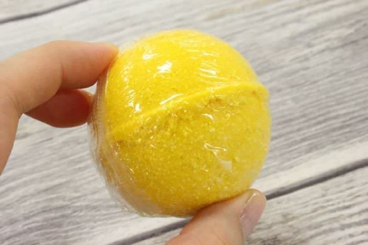 "Bikkura Egg Oden Bath Salt" is an egg-shaped bath salt containing carbon dioxide.