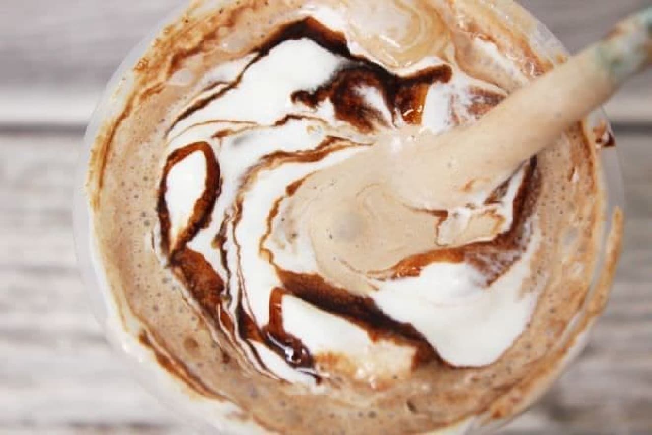 「チョコレートクリームチップフラペチーノ」にヘーゼルナッツシロップ（＋50円）を追加した一杯