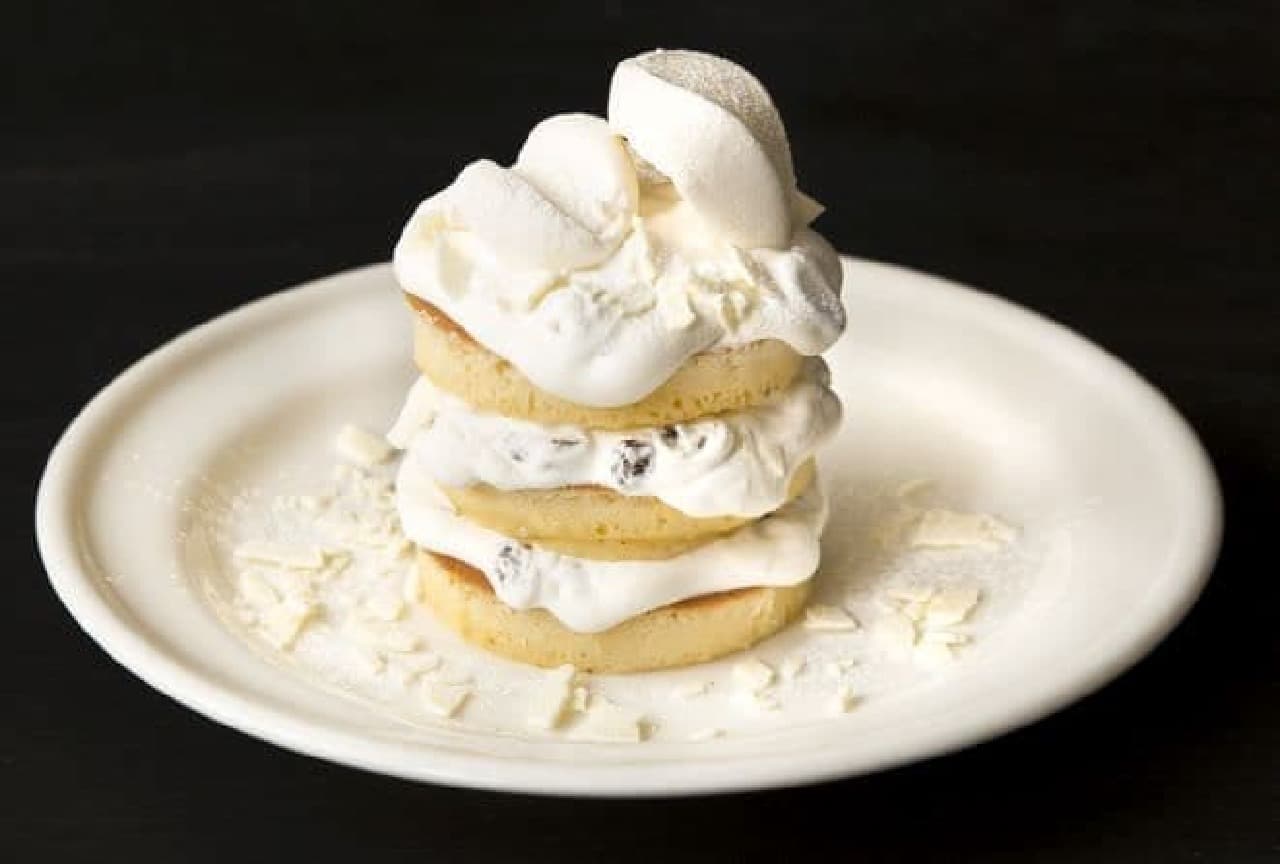 「ホワイトラムレーズンパンケーキ」はクリームと上品な甘さのレーズンをふんだんにトッピングしたホワイトパンケーキ