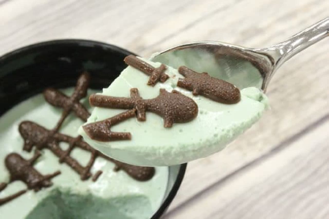 "Toro raw chocolate mint chocolate" is a cup sweet with crispy chocolate on top of chocolate and mint mousse.