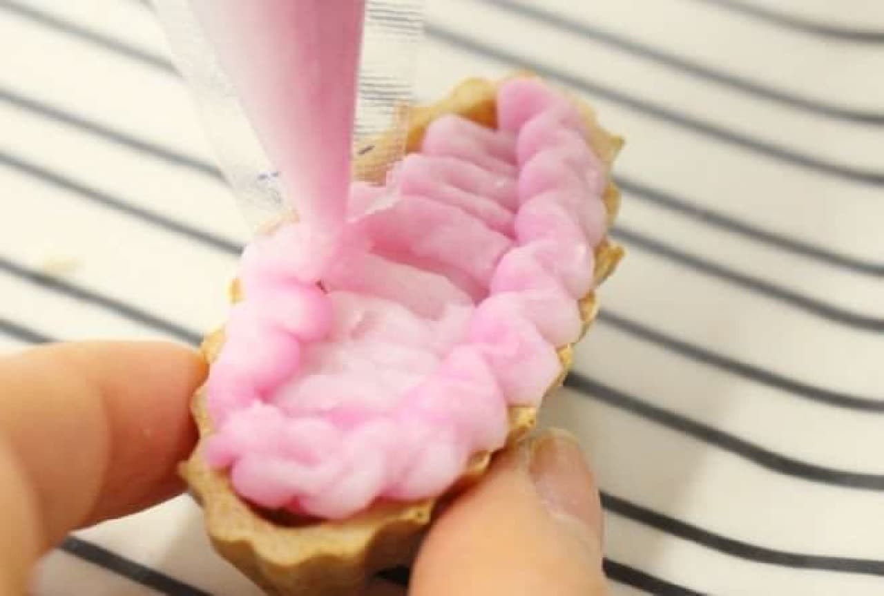 Tanoshii Cake Shop" where you can enjoy making sweets that look just like the real thing.