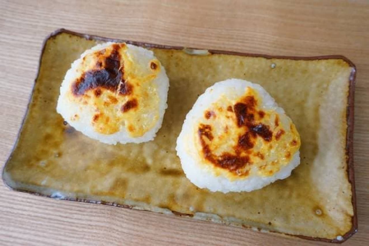 Grilled rice balls with white miso powder