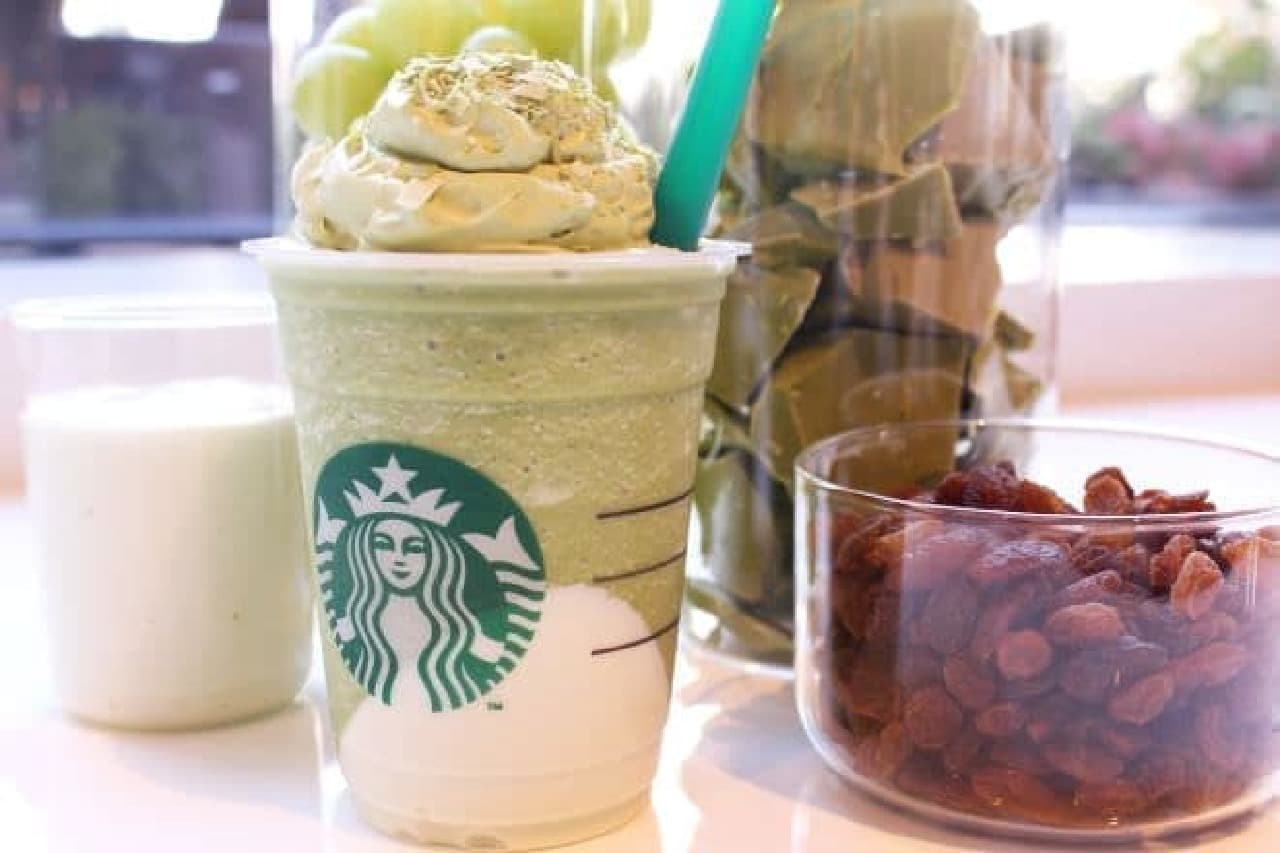 Matcha & Fruity Mascarpone Frappuccino is a frappuccino that combines mascarpone with sweet fruits that match matcha.