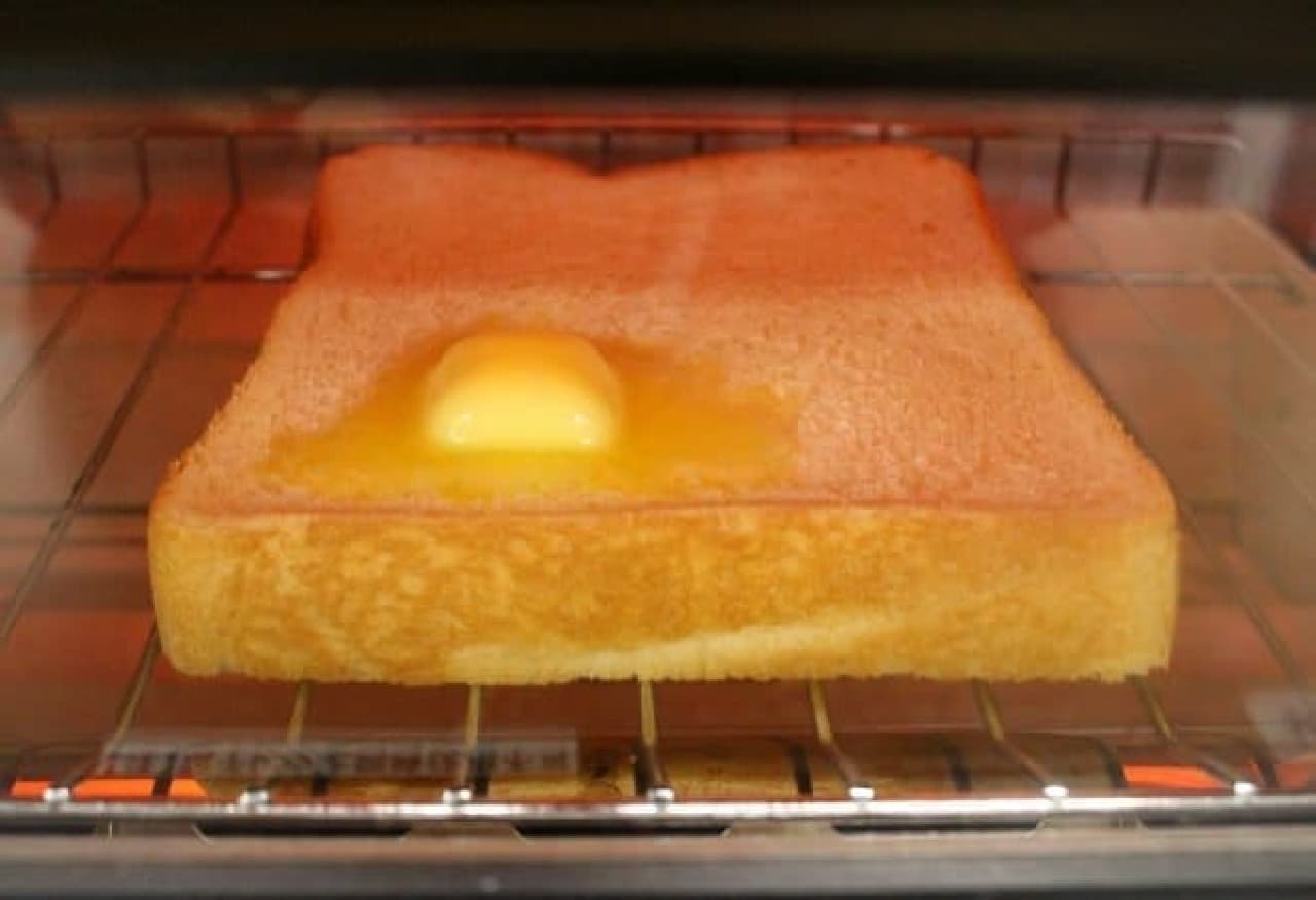 トーストを焼く前にバターをのせる