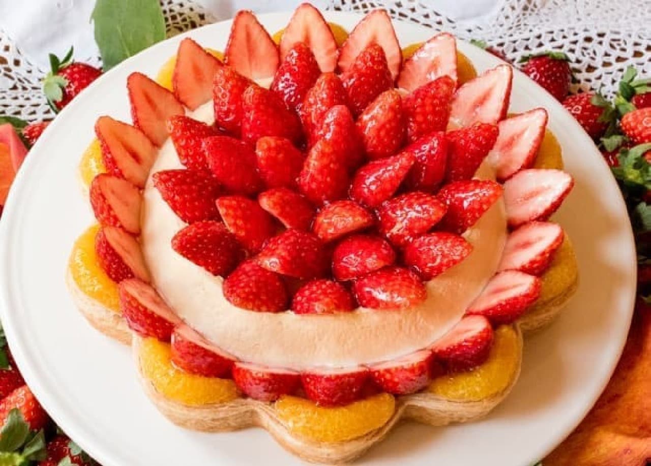 Kirfebon "2018 Strawberry Week!" Flower-shaped strawberry mousse and caramel cream tart