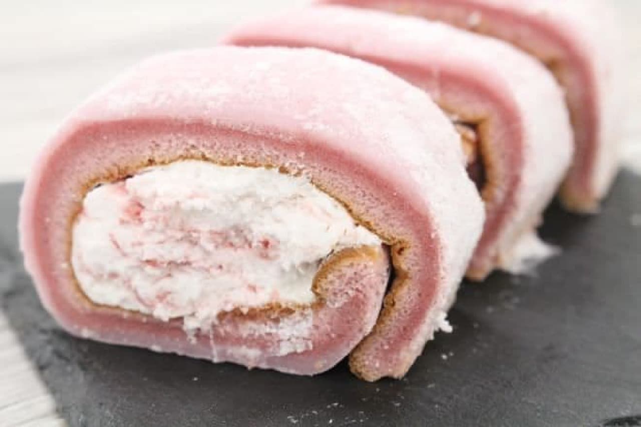 "Mochi-wrapped glutinous texture roll (strawberry milk)" is a sweet made by wrapping a roll cake using a glutinous sponge with fertilizer dough.