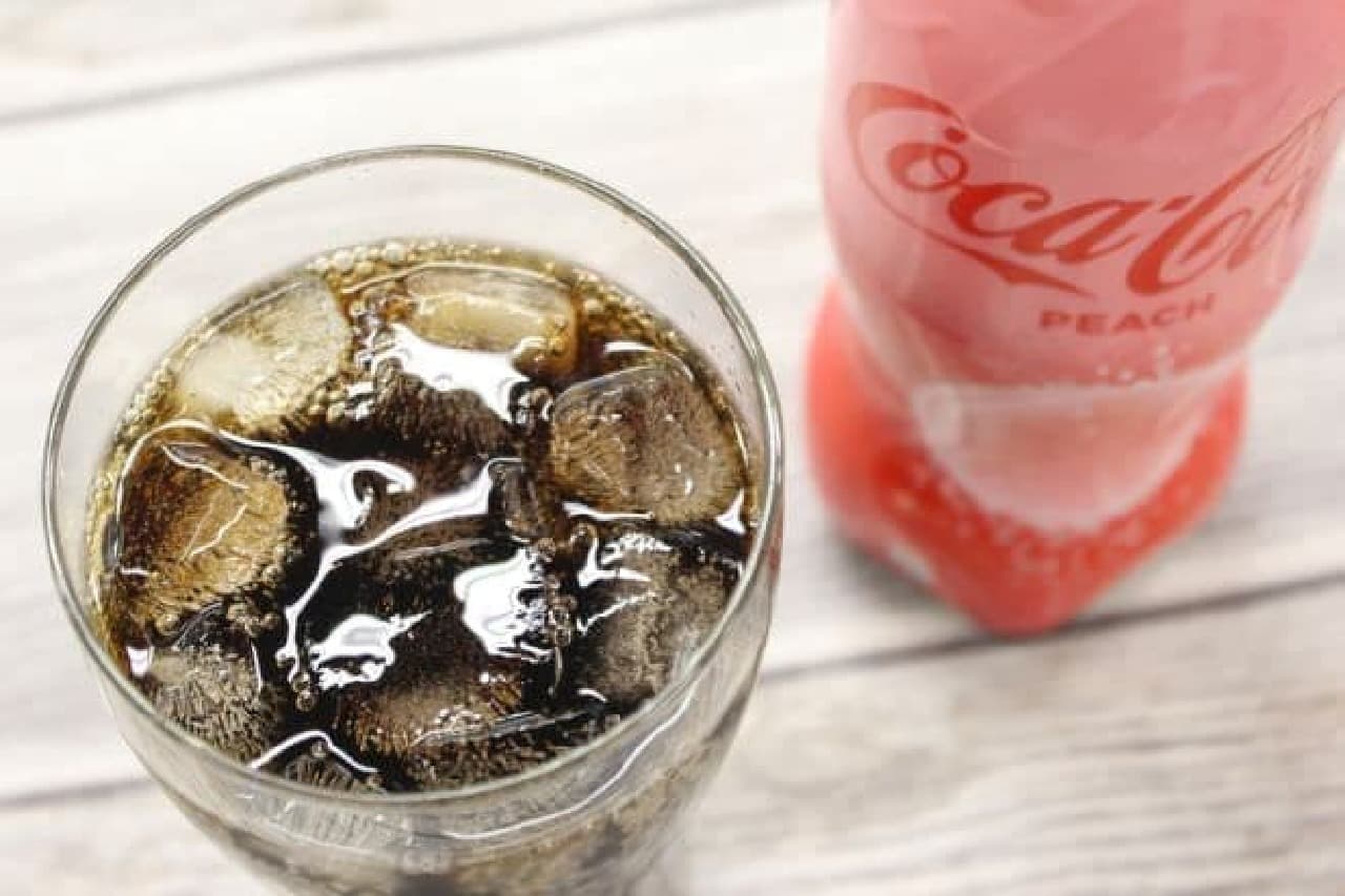 「コカ・コーラ ピーチ」は、“もも”のフレーバーが使用されたコーラ