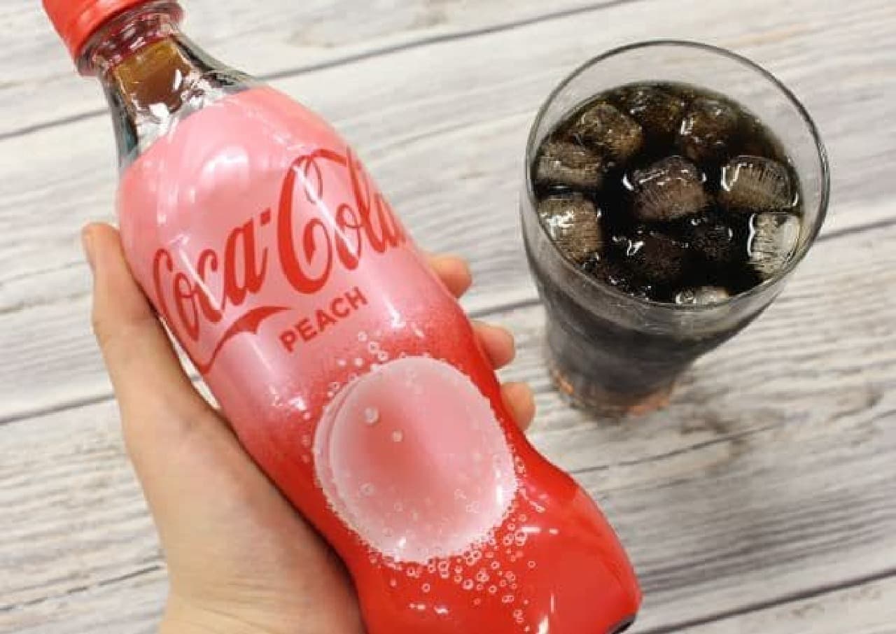 「コカ・コーラ ピーチ」は、“もも”のフレーバーが使用されたコカ・コーラ