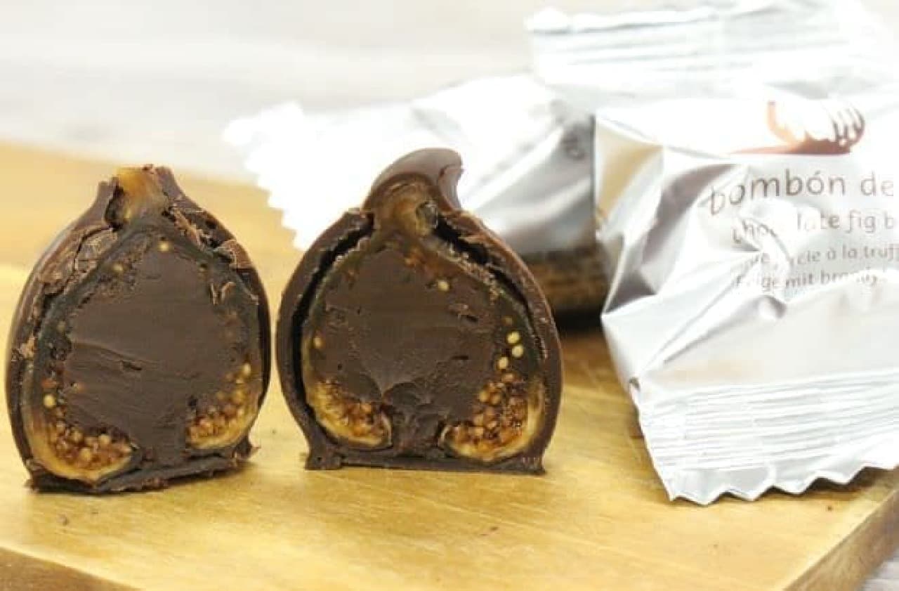 「ラビトスロワイヤル」は、スペイン産ドライいちじくにブランデー風味のチョコレートクリームが詰められたお菓子