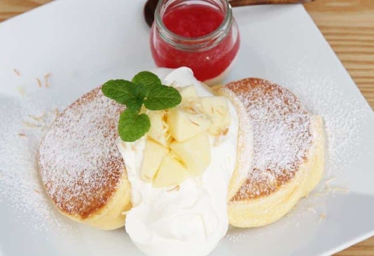 Happy pancake "Apple pancake with domestic apple crimson dream and Greek yogurt sauce"