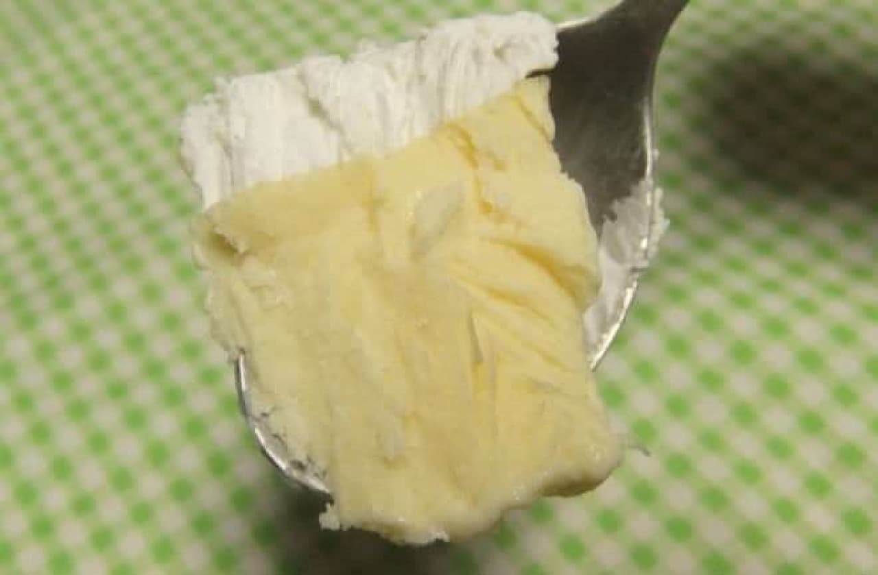 「濃厚チーズケーキ」は、ふわふわの生クリームとクリームチーズ、2層構造で作られたチーズケーキ